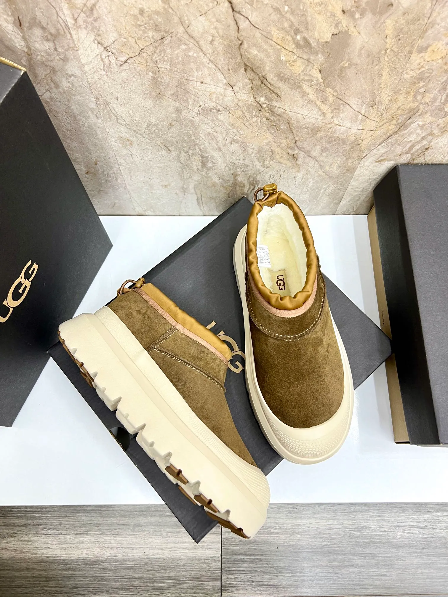 Men's men's shoes💰: 💰540💰Couple model👫 UGG Tasman Weather Hybrid one-second snow boots👢 Wang Yibo's same 👏 classic Tasman shoe is designed with environmentally friendly waterproof and snowproof material, which is both fashionable and functional. At the same time, it is paired with the new UGG Keen furry color-blocked jacket. Bright orange and maroon collide to create a new light outdoor style and open up a new travel experience in early autumn! Using the best materials, the 17mm fur-integrated surface is warmer and more breathable, and the outsole is upgraded to a lightweight and wear-resistant light wing technology outsole! Size: Women’s size 35-40 / Men’s size 38–44 (45 customized) Official website color